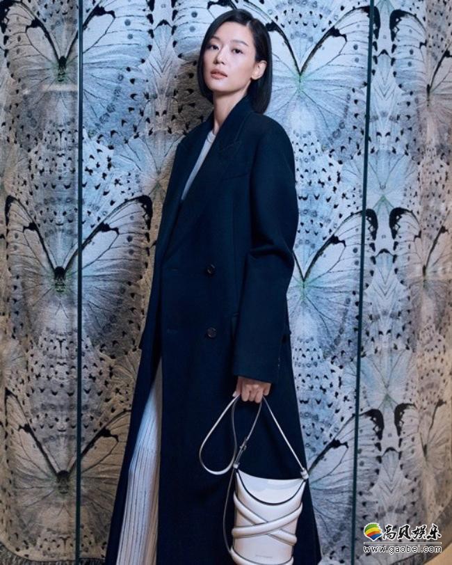 全智贤在首尔某商场出席代言品牌宣传活动，清爽短发宽松大衣造型感十足