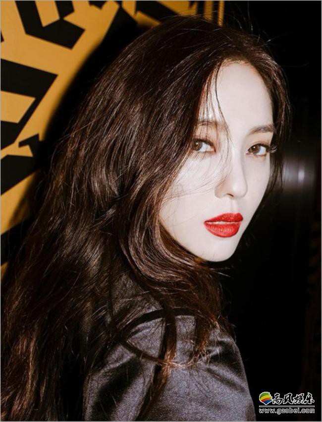T-ara孝敏近日在SNS发布一组近照，长发红唇形象展示自身成熟诱惑魅力