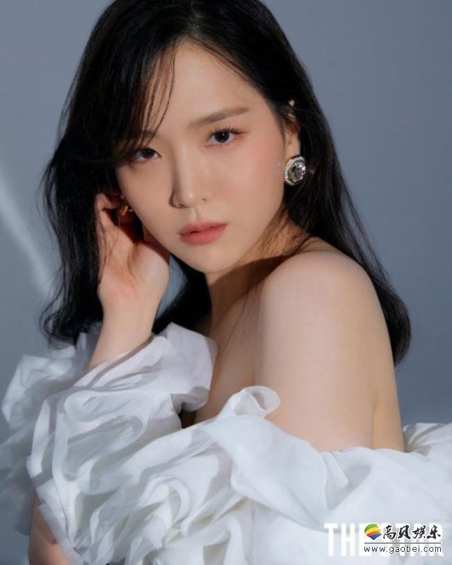 金智恩为某杂志最新一期拍摄一组时装写真，温存婉约氛围突显轻熟女人味