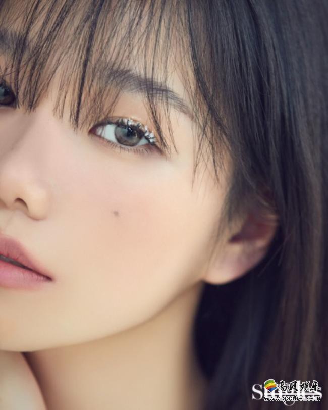 曺柔理近日为某杂志最新一期拍摄写真，齐刘海短发造型突显清纯时尚气质