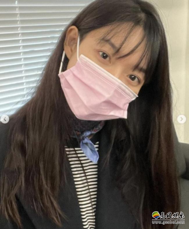申敏儿近日发布一组近照，尽管戴着粉色口罩，依旧难以掩饰时尚俏丽面容