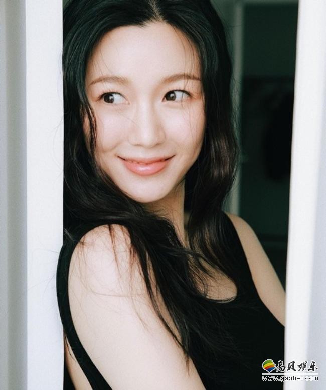 李多仁近日在SNS留言“December”发布近照，展示其特有清纯动人美貌
