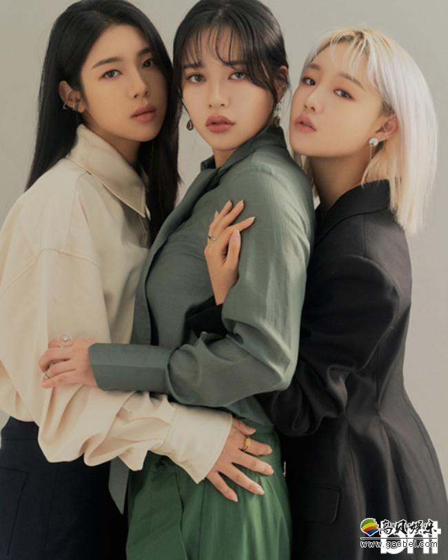 少女注意报为某杂志最新一期拍摄写真，成员们简约时尚打扮衬托个性气场