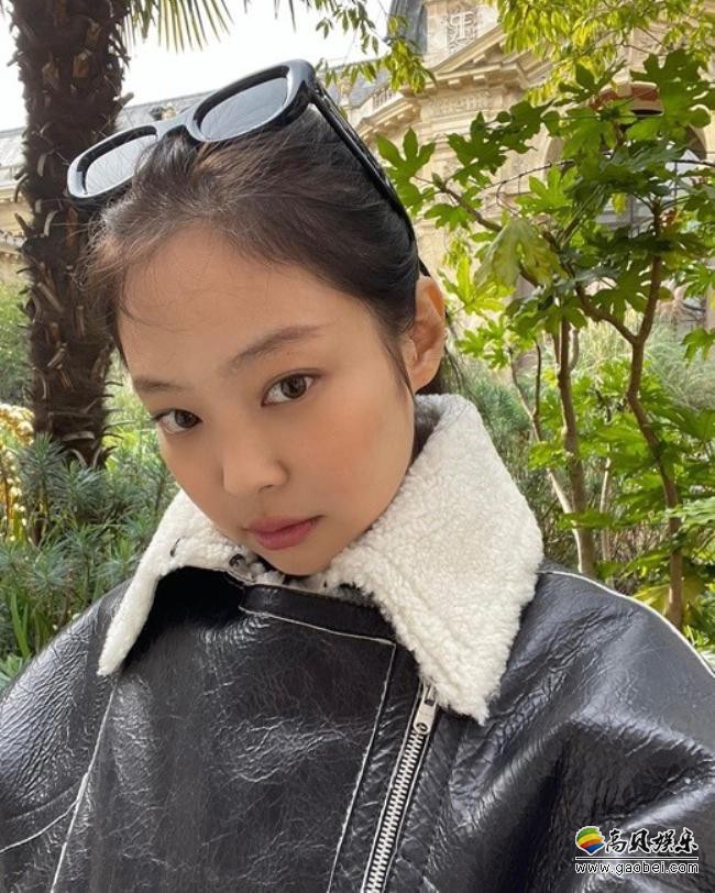 BLACKPINK成员JENNIE近日在SNS留言并发布写真，吸引广大粉丝的目光