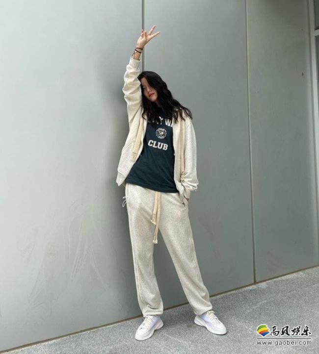 韩孝周近日发布一组近照，以其出众美貌＋独特气质吸引了广大粉丝的目光