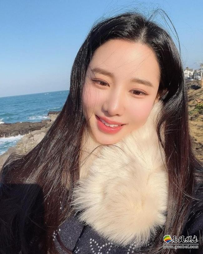 Berry Good赵贤发布一组海边拍摄写真，以其出众美貌吸引广大粉丝目光