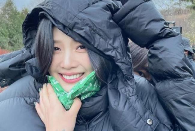 Joy发布一组她在新剧拍摄现场写真，深处寒冷室外环境依然展现阳光笑颜