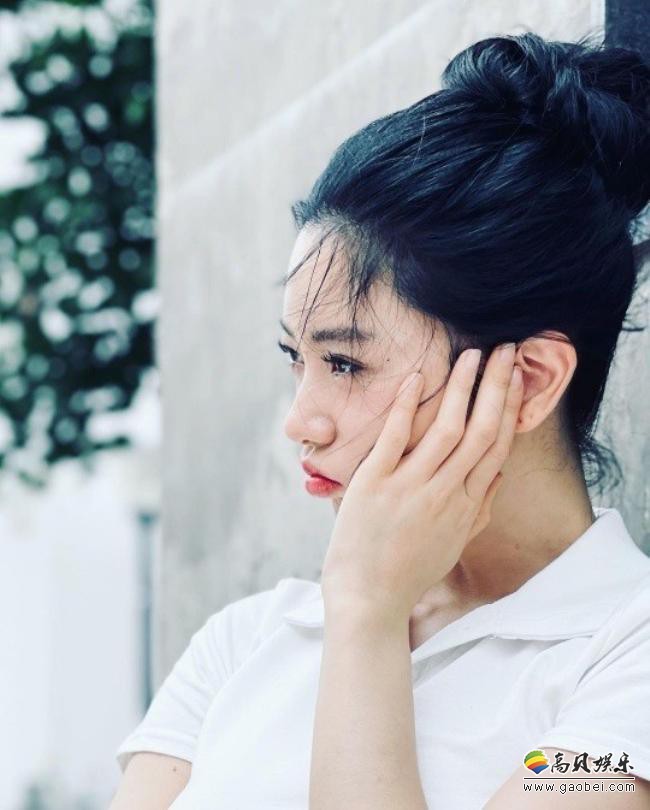 Clara近日在SNS发布一组近照，身着露脐短袖T恤和网球裙展示其完美身材