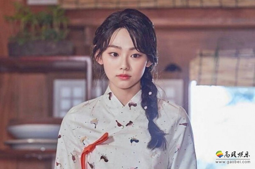 Mina姜美娜跟随哪个女团带来出道舞台？她通过怎样美貌展现独特魅力？