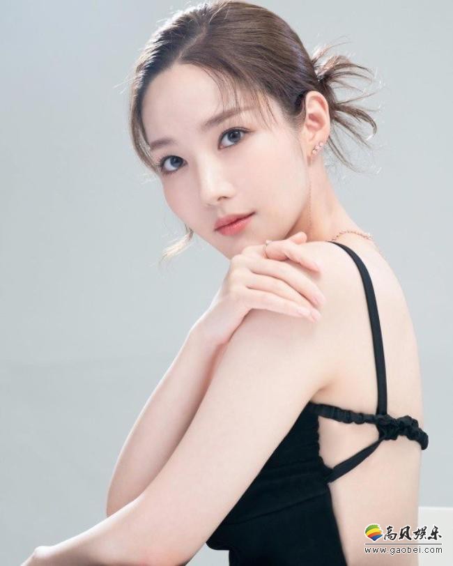 朴敏英近日在SNS发布了一组未公开杂志写真，展示其成熟优雅的女性魅力