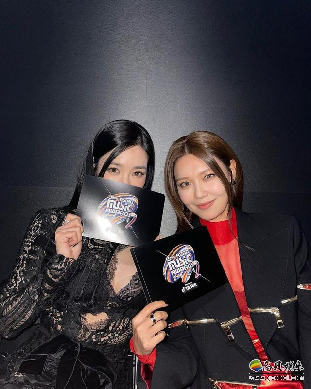 少女时代Tiffany参加MAMA颁奖礼晒出与崔秀英合照，引发韩国网友关注