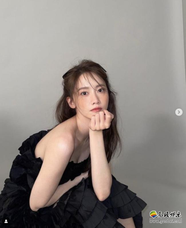少女时代允儿杂志写真片场照片首次曝光，其出众美貌吸引众多粉丝们目光