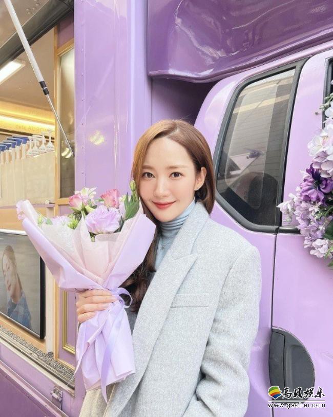 朴敏英发布她站在新剧片场咖啡车前拍摄的照片，向中国香港粉丝表达谢意