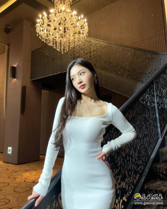 RedVelvet成员Joy近日发布一组近照，身着紧身连衣裙展现完美身材曲线