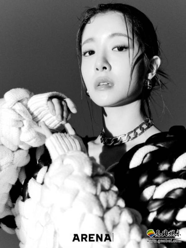 郑仁善为某时装杂志最新一期拍摄黑白风格写真，简单画面感展示出众美貌