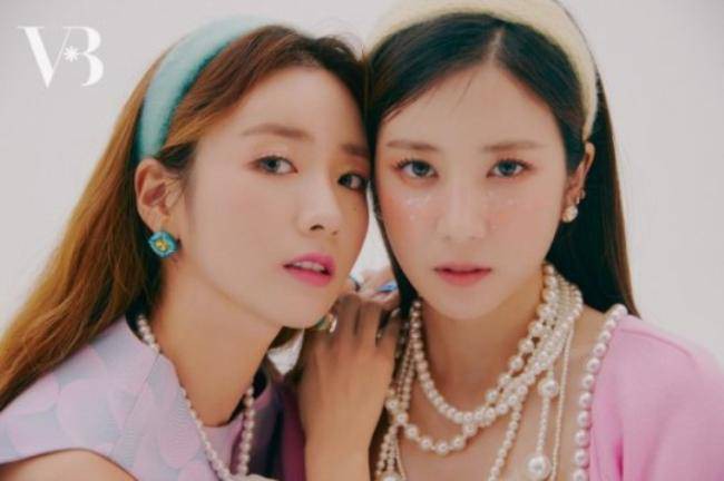 A Pink尹普美、朴初珑为某杂志最新一期拍摄写真，配合默契展现姐妹情深