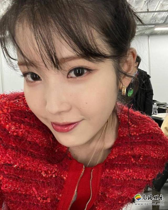 IU近日在SNS发布一组近照，以其淡雅妆容＋清纯动人美貌吸引粉丝的目光