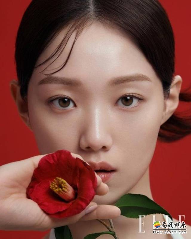 李圣经受邀为某杂志最新一期拍摄时装写真，红色花朵与代言产品完美契合