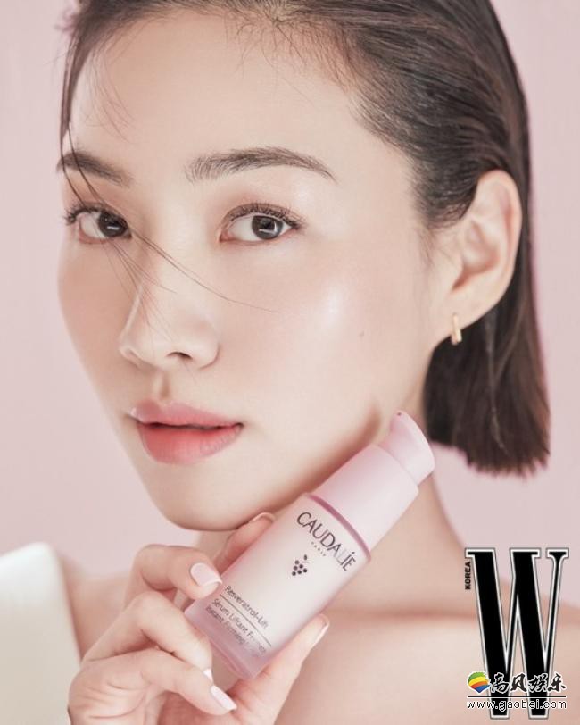 崔熙瑞为某美妆品牌拍摄最新宣传照，俏丽短发搭配时尚妆容完美彰显气质
