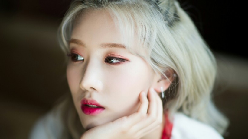 Kim Lip金定恩跟随所属女团何时正式出道？她与哪几位成员组成子团体？