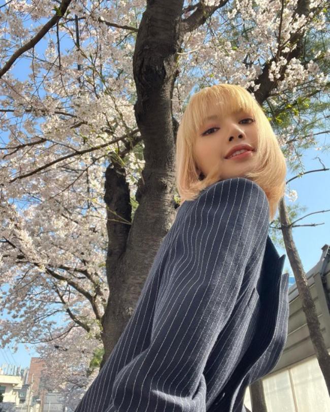 LISA在社交网站发布一组拍摄近照，金色发型＋条纹外套更加显得时尚帅气