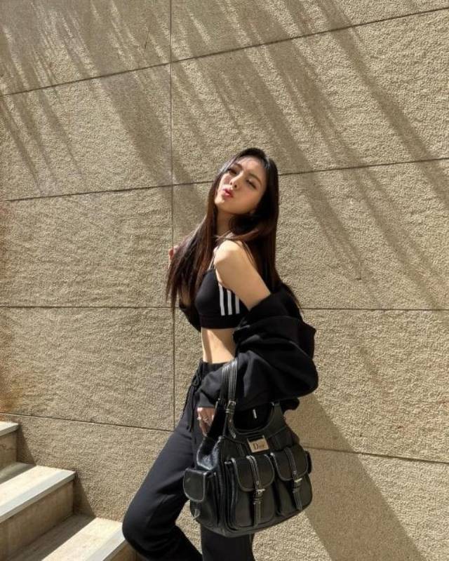 ITZY成员Yuna近日在SNS留言并发布一组近照，展示其毫无赘肉完美身材