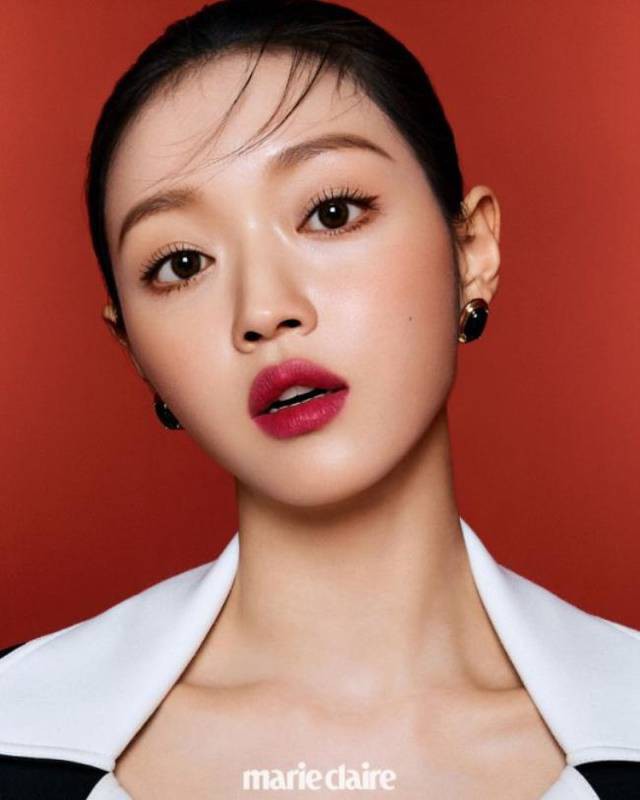 YooA近日为某杂志最新一期拍摄一组美妆写真，展现强烈时尚感干练风格