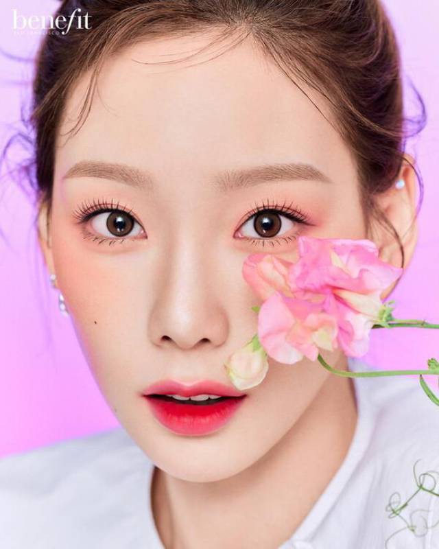 泰妍为代言美妆品牌拍摄最新宣传照，恰到好处精致妆容衬托代言品牌美感