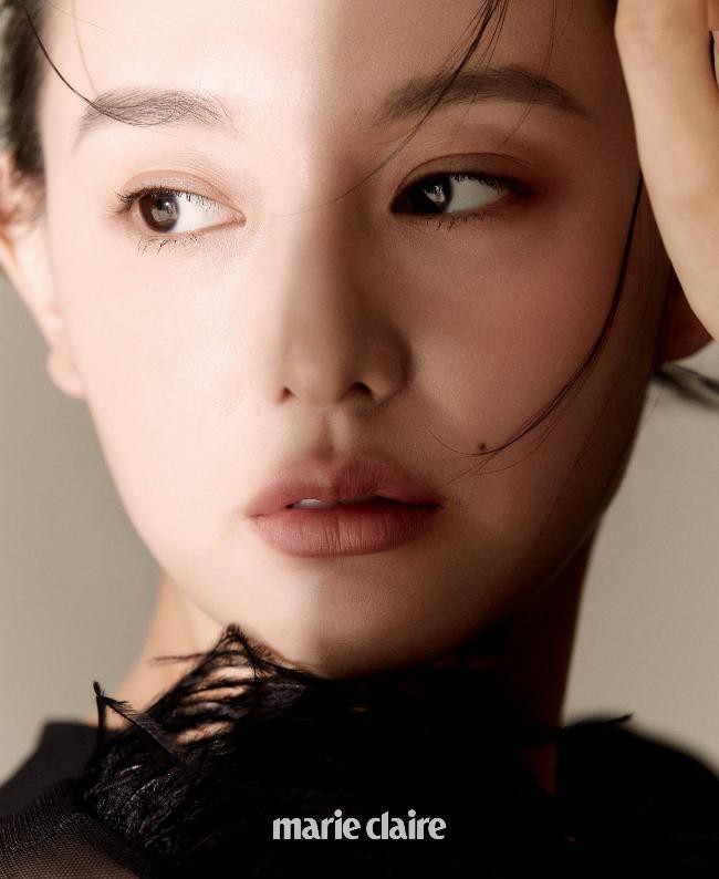 金智媛近日为某杂志最新一期拍摄一组写真，成熟感性风格透露些许可爱感