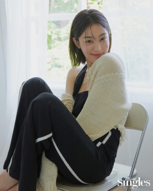 薛仁雅近日为某杂志最新一期拍摄夏装写真照，自身清新休闲风格恰到好处