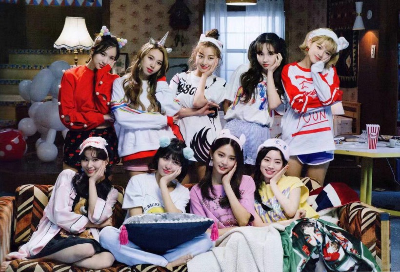 TWICE是哪个韩娱公司何时推出的女团？展现怎样的舞蹈功底和歌唱实力？