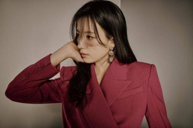 韩孝周为代言女装休闲品牌拍摄最新宣传照，职场知性女神气场画面感十足