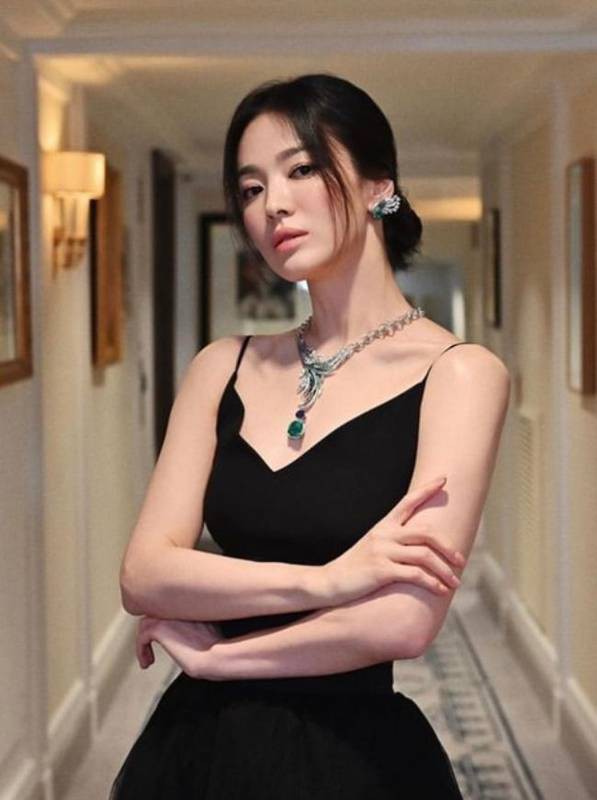宋慧乔近日发布巴黎拍摄的写真，展示其优雅迷人魅力而吸引广大粉丝目光