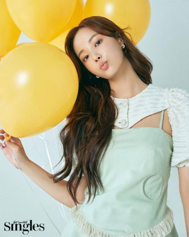YEONWOO为某杂志最新一期拍摄写真，展现以往不多见另一面魅力形态