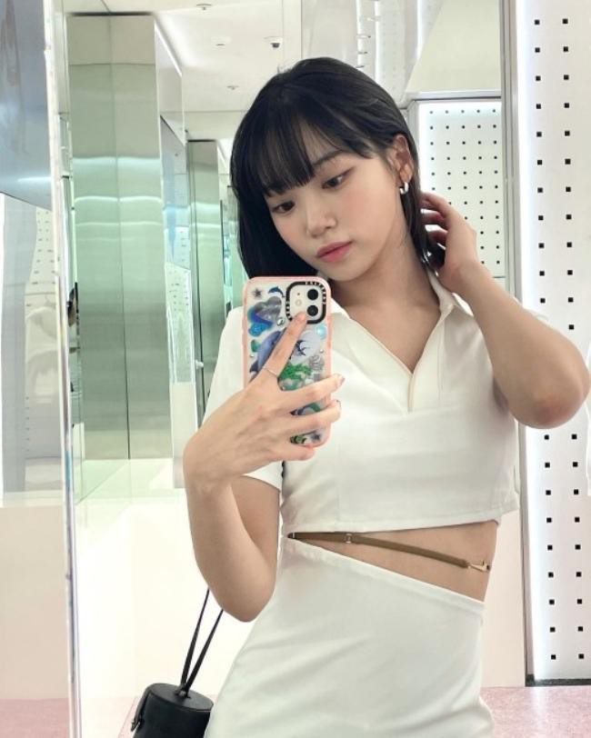 金采源近日在SNS发布一组近照，展示其美貌和身材，吸引了广大粉丝目光