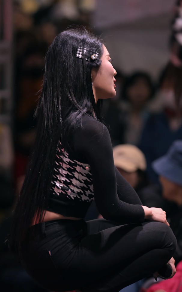 Bomi普美哪天文化节饭拍身穿黑紧身装？现场表演哪些性感热舞？