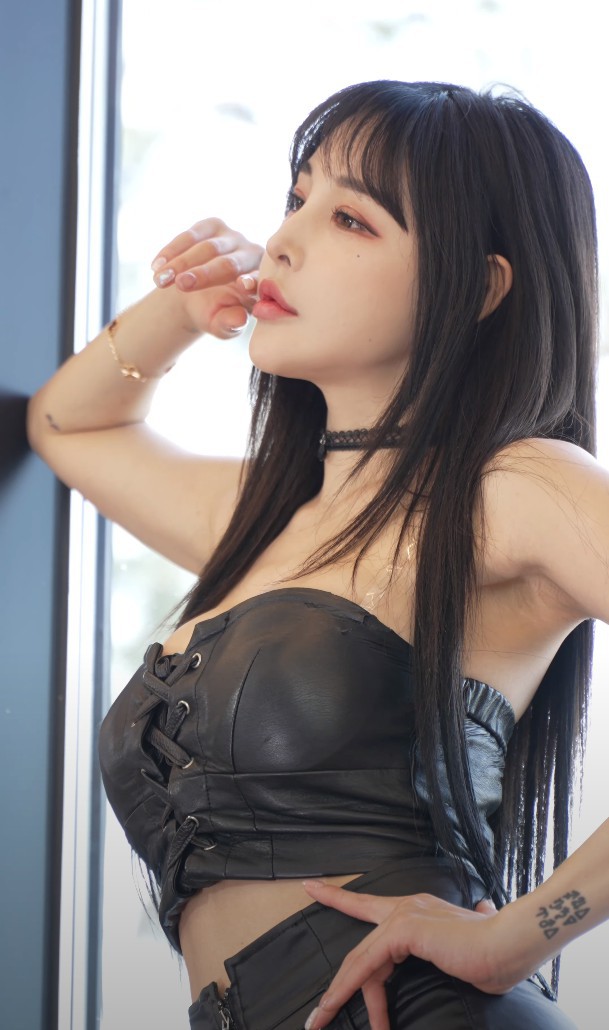 Jin Hajin金夏珍现身哪年模特节拍摄日？她以什么样姿势完成写真直拍？