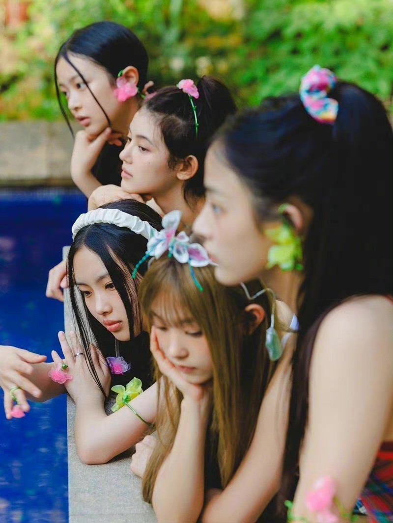 NJZ女团哪年正式宣布组合名？她们由几名成员组成？为何令人印象深刻？